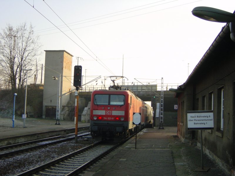Die letzten Tage der RE4 Linie Elsterwerda-Biehla - Wittenberge am 11.12.2002 in Falkenberg/E. Hier auch noch das alte Kreuzungsbauwerk zu sehen.