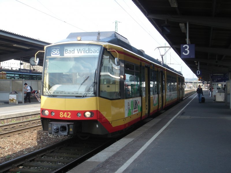 Die Lienie S6 nach Bad Wildbad, stand am 20.04.06 auf Gleis.3 im Porzheimer Hauptbahnhof.