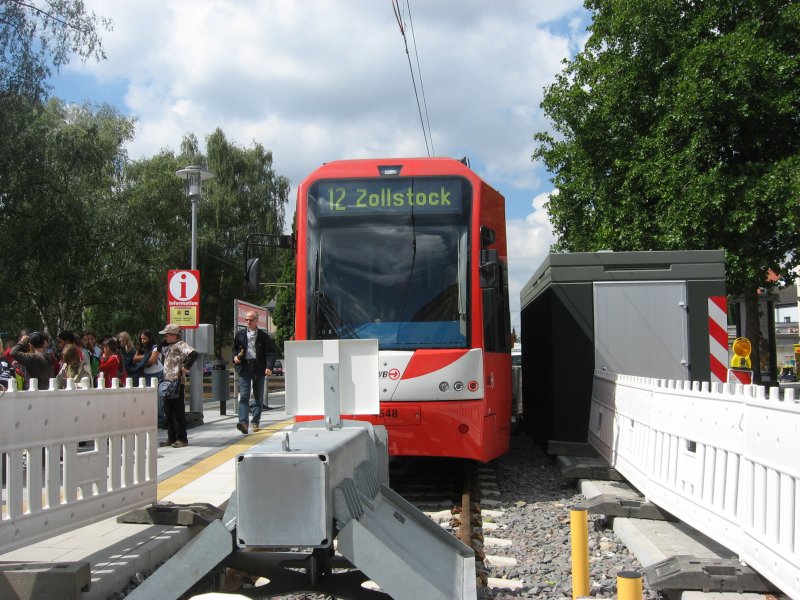 Die Line 12 fhrt seit heute wieder auf dem Streckenabschnitt  Eifelstrae  bis  Zollstock-Sdfriedhof , der in den letzten 10 Monaten modernisiert wurde. Hier TW 4548 in der neu geschaffenen Wendeanlage an der Haltestelle  Zollstock-Sdfriedhof .