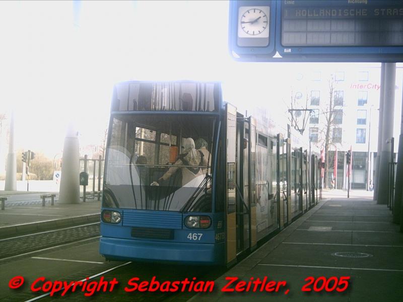 Die Linie 1 am Bahnhof Wilhelmshhe auf ihrem Weg zur Hollndischen Strae am Nachmittag des 28. Mrz 2005.