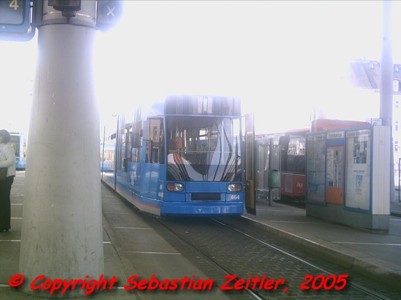 Die Linie 1 am Bahnhof Wilhelmshhe auf ihrem Weg nach Wilhelmshhe am Nachmittag des 28. Mrz 2005.