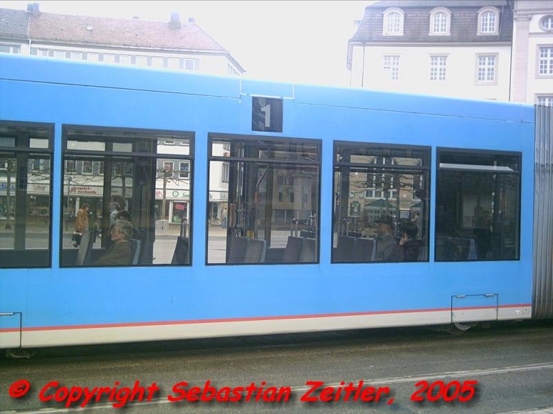 Die Linie 1 am K�nigsplatz auf ihrem Weg zur Holl�ndischen Stra�e am Nachmittag des 25. M�rz 2005.
