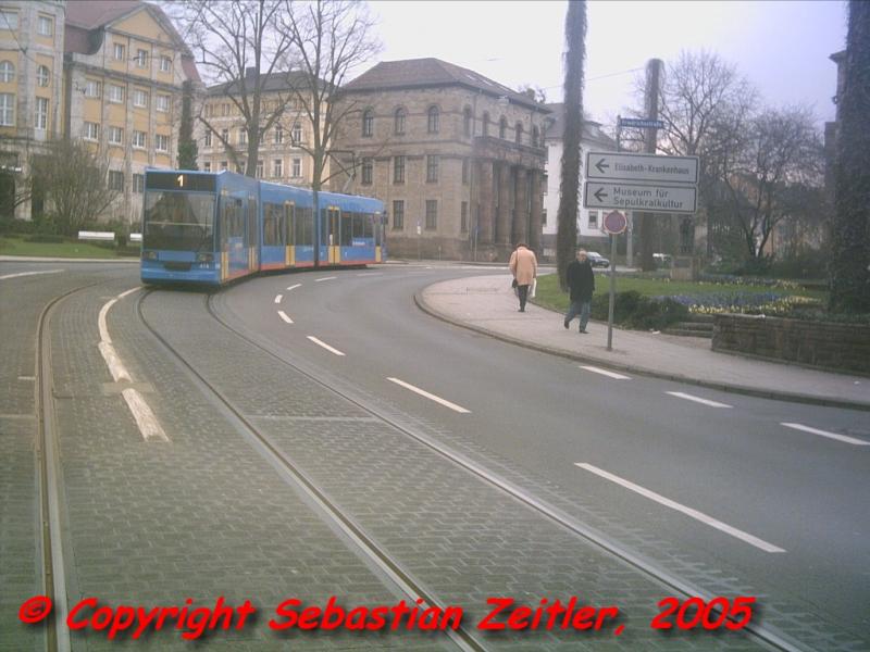 Die Linie 1 kurz nach der Haltestelle Rathaus auf ihrem Weg nach Wilhelmshhe am Abend des 29. Mrz 2005.