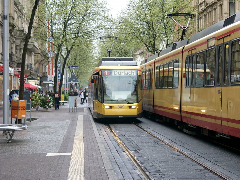 Die Linie 1 nach Durlach ist am 18.04.09 kurz vor dem Erreichen der Haltestelle Kronenplatz/Universitt. In der Gegenrichtung steht eine Doppeltraktion GT8-100-C als S4 zum Hauptbahnhof.