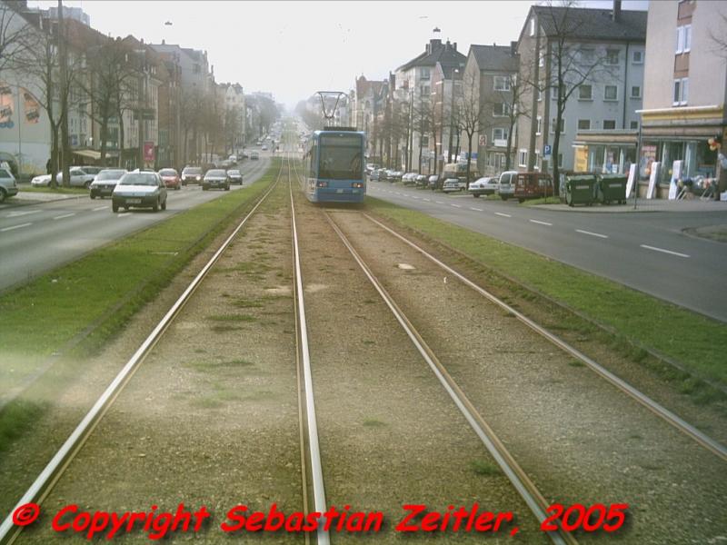 Die Linie 1 zwischen den Haltestellen Murhardstrae / Universitt und Kirchweg auf ihrem Weg nach Wilhelmshhe am Nachmittag des 30. Mrz 2005.