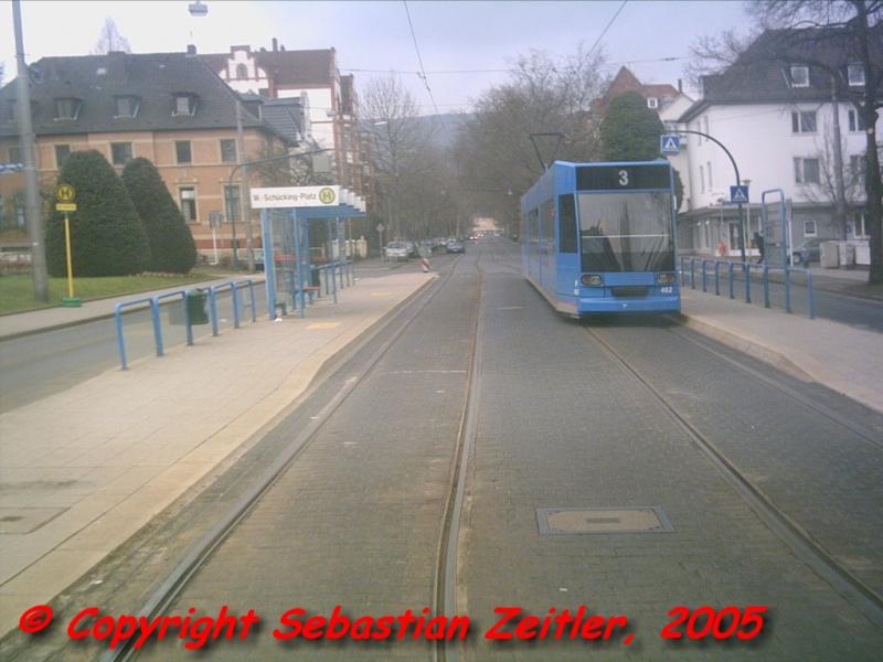 Die Linie 3 kurz nach der Haltestelle Walther - Schcking - Platz auf ihrem Weg zum Druseltal am Abend des 29. Mrz 2005.