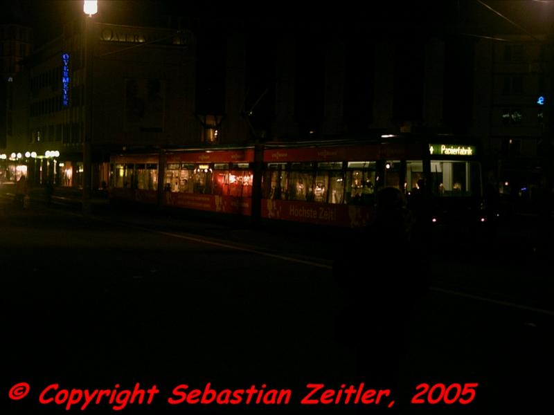 Die Linie 4 am Knigsplatz auf ihrem Weg zur Papierfabrik am Abend des 24. Mrz 2005.