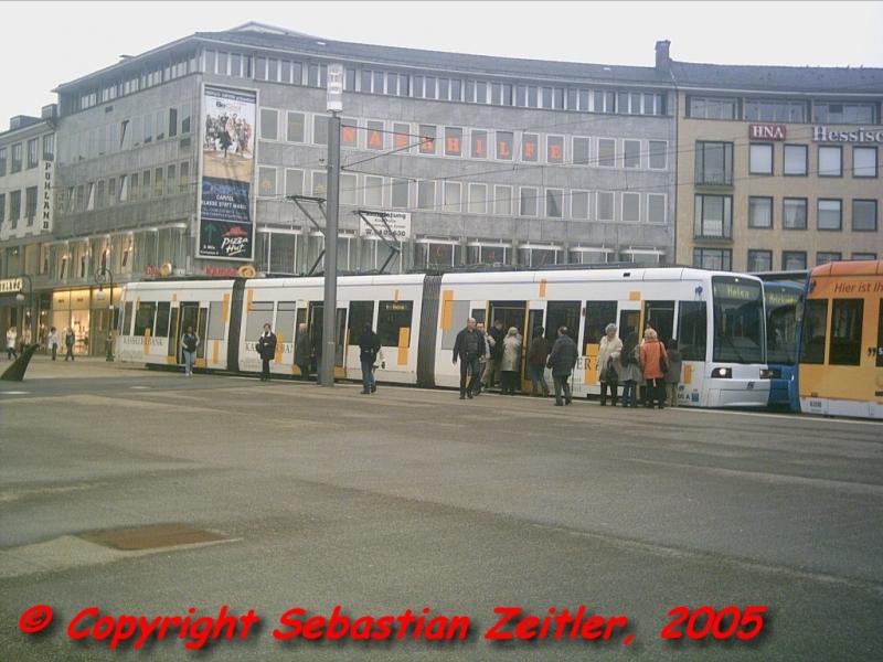 Die Linie 4 am Knigsplatz auf ihrem Weg zum Bahnhof Helsa am Nachmittag des 28. Mrz 2005.