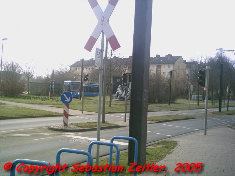 Die Linie 4 an der Endstation Mattenberg auf ihrem Weg zur Papierfabrik am Vormittag des 26. M�rz 2005.