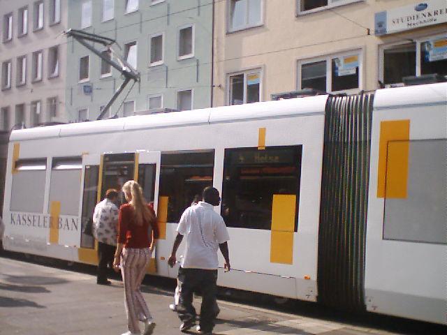 Die Linie 4 an der Haltestelle Rathaus auf dem Weg nahc Helsa am 3.9.04.
