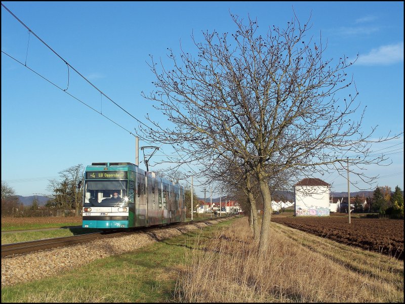 Die Linie 4 ist ein echter  Allrounder . Whrend sie in Ludwigshafen teilweise als U-Bahn verkehrt und durch Mannheim als normale Straenbahn zuckelt, gibt sie auf dem letzten Abschnitt zwischen Wallstadt Ost und Heddesheim mchtig Gas: Mehrere Kilometer non Stop auf einer eingleisigen Strecke mit unbeschrankten Bahnbergnge (-> Pfeifen, kein Gebimmel). RNV Wagen 622 ist auf der Aufnahme kurz nach Heddesheim in Richtung LU Oggersheim zu sehen, 24.11.07.