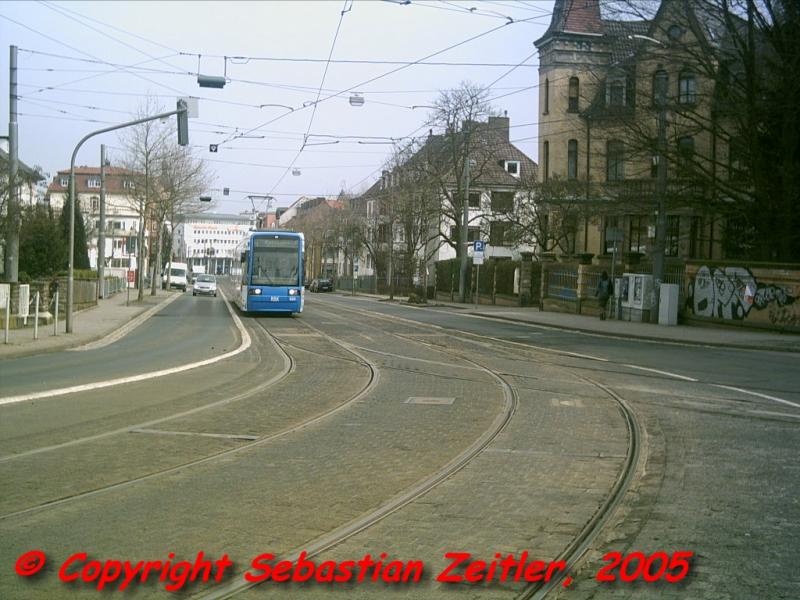 Die Linie 4 kurz vor der Haltestelle Walther - Schcking - Platz auf ihrem Weg nach Mattenberg am Vormittag des 26. Mrz 2005.
