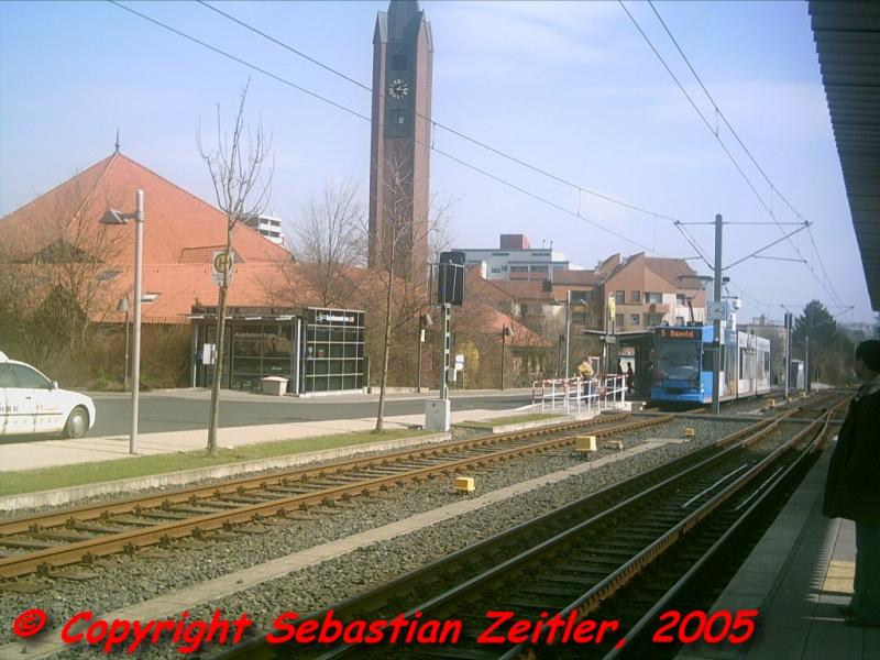Die Linie 5 an der Haltestelle Baunatal Stadtmitte auf ihrem Weg zum Bahnhof Gro�enritte am Nachmittag des 28. M�rz 2005.