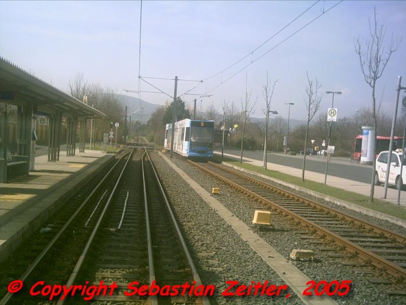 Die Linie 5 kurz nach der Haltestelle Baunatal Stadtmitte auf ihrem Weg zum Bahnhof Groenritte am Nachmittag des 28. Mrz 2005.