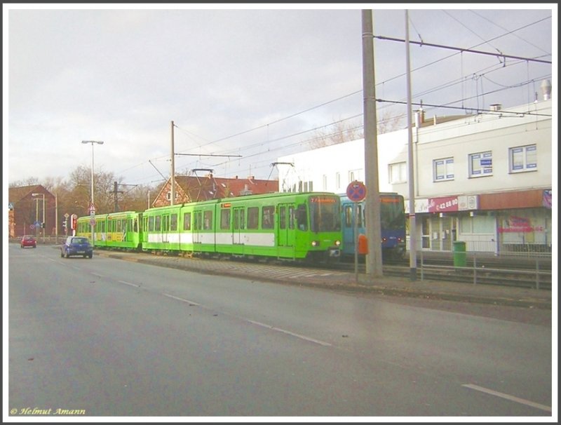 Die Linie 7 nach Fasanenkrug fuhr am 29.12.2007 mit den Triebwagen 6203 und 6181 am in der Wendeanlage der Haltestelle Wallensteinstrae stehenden Triebwagen 6227 auf der Linie 17 zum Aegidientorplatz vorbei.