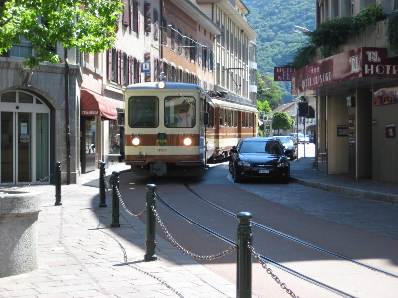 Die Linie Aigle-Leysin der TPC fhrt mitten durch die engen Gassen des Stdtchens Aigle. Hier ein Regionalzug gefhrt vom Bt 352 und einem Triebwagen. (26.Juli 2008)