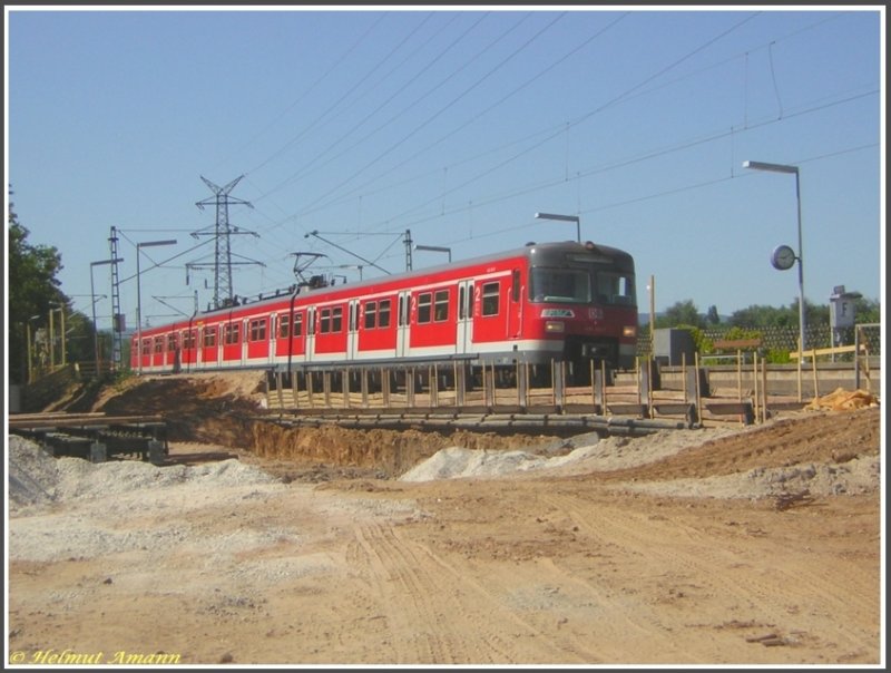 Die Linie S3 fuhr am 01.05.2007 mit 420 333 aus der im Umbau befindlichen Station Eschborn Sd in Fahrtrichtung Darmstadt.