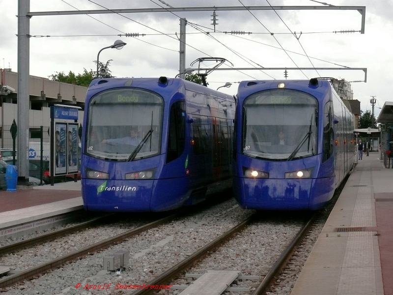 Die Linie T4 der Pariser Tramway ist keine klassische Straenbahn, sondern die erste Stadtbahn Frankreichs, die hier Tram-Train genannt wird.
Im Unterschied zu den anderen Pariser Traminien wird die Linie T4 nicht von den Pariser Verkehrsbetrieben RATP, sondern von der SNCF betrieben.
Hier stehen die beiden Triebzge TT02 (besteht aus den beiden Fahrzeughlften U25503 und U25504) und TT07 (U25513 und U25514) in Aulnay-sous-Bois. 
 
26.06.2007
