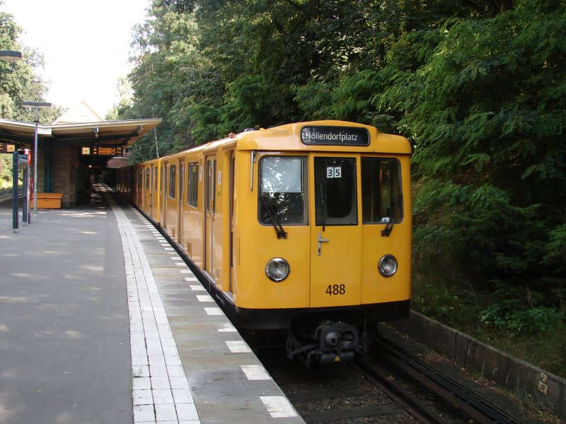 Die Linie U3 der BVG. Hier auf den Weg nach Nollendorfplatz. Aufgenommen am 09.08.07 U-Bahnhof Oskar-Helene-Heim