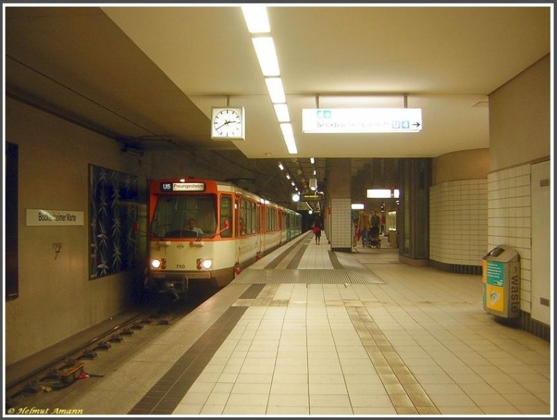 Die Linie U5 wurde whrend der Gleisbauarbeiten an der Station Bornheim Mitte auf der Linie U4 vom Hauptbahnhof bis zur Bockenheimer Warte verlngert, da diese whrend der Bauphase nur auf einem Streckengleis zwischen Bornheim Mitte und Konstablerwache pendelte und daher ihre westliche Endstation Bockenheimer Warte nicht anfahren konnte. Dadurch hatten die Fahrgste die Mglichkeit, mit der U-Bahn zur Bockenheimer Warte zu gelangen, und fr die Nahverkehrsfreunde ergab sich das seltene Motiv von Ptb-Zgen an der Station Bockenheimer Warte, wie hier am  29.07.2007 der 9. Zug der Linie U5 mit den Ptb-Triebwagen 750 und 701 bei der Ankunft in der Station. 