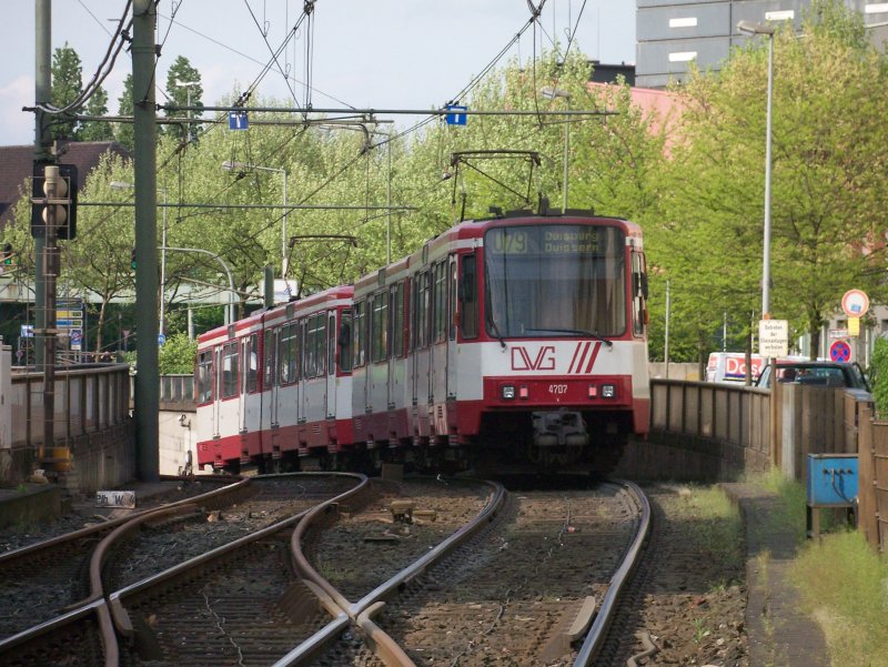 Die Linie U79 in Richtung Duissern hat die Haltestelle Platanenhof verlassen und  taucht  gleich in den U-Bahntunnel ein.