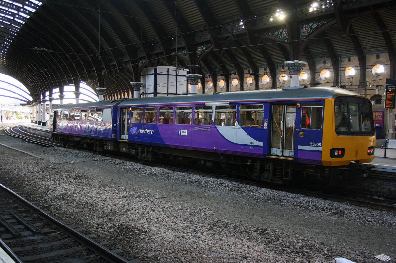 Die Linie York - Harrogate - Leeds ist fest in der Hand der Northern Class 144. Das Bild zeigt 144 003 am 4.10.2009 abfahrbereit in York. 