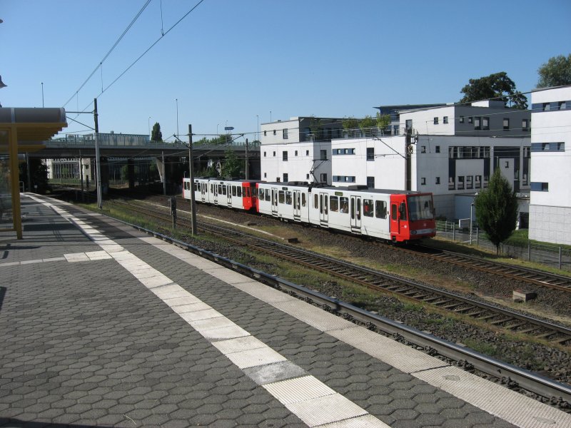 Die Linien 18+68 fahren ca. 5m unter dem Bahnsteig der Haltestelle  Probsthof Nord  in Bonn, ohne Halt vorbei. Hier ein unbekannter Wagen aufgenommen am 15. August 2009