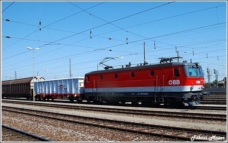 Die Linzer 1044 009 brachte am 1.September 2009 ein Gterzug Richtung Burgenland. Diese Aufnahme entstand von der Haltestelle Kledering aus.