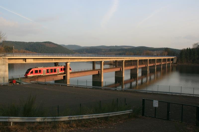Die Listertalbrcke in voller Lnge. Der Bigge-Express berquert die auf der Fahrt von Olpe nach Finnentrop. Im Vordergrund ist das Rettungsareal fr eine Havarie im Bausenberg-Tunnel; 07.03.2009