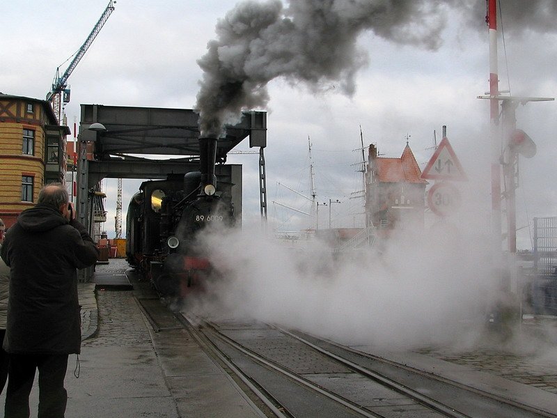 Die Lock 89 6009 �ber die kleine Querkanalbr�cke auf den Weg zum neu ausgebauten S�dhafen in Stralsund.