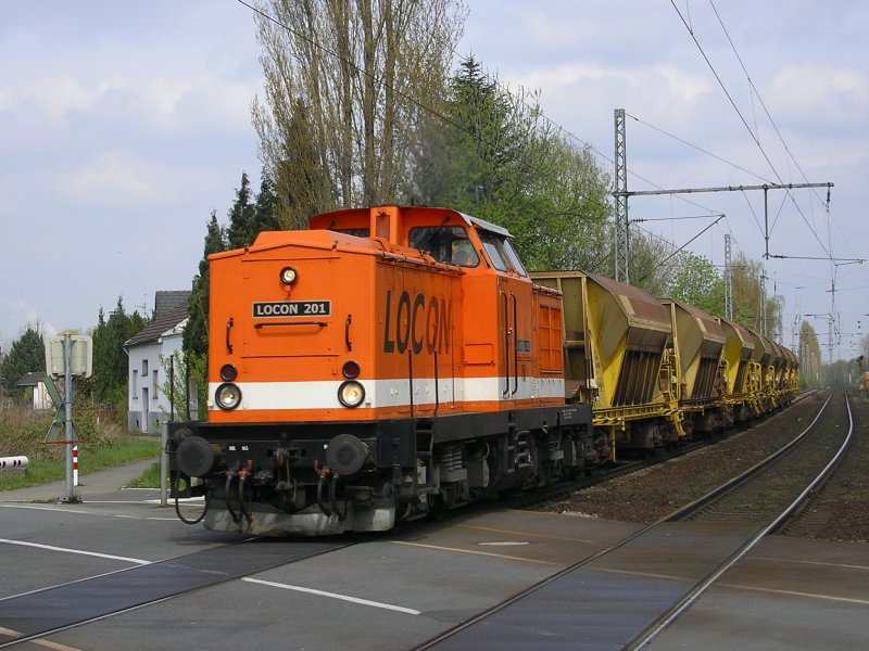 Die LOCON 201 (DR 100) mit Wagen von Spitzke Logistik auf dem Weg um Gleisschotter zu fassen.(18.04.2008)