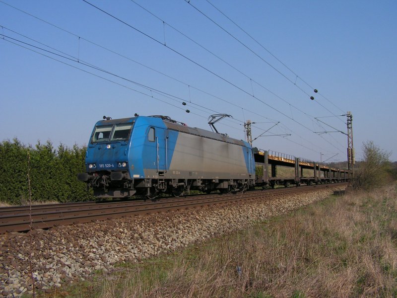 Die logolose TXL-Lok 185 520-4 ist am 26.3.07 gegen 10:45 Uhr bei Drakenburg auf der KBS 380 Richtung Hannover unterwegs.