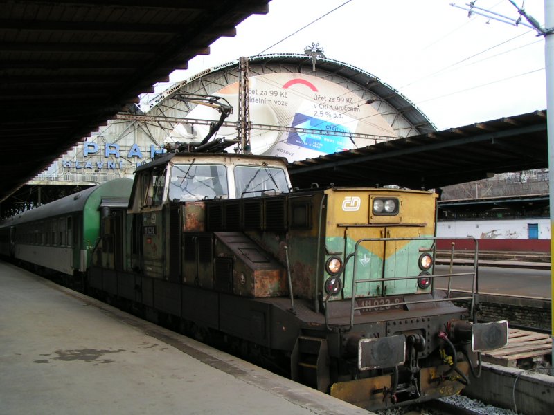 Die Lok 111 023-8 im Bahnhof Praha-Hlavni beim rangieren. (Prag 1.12.2007)
