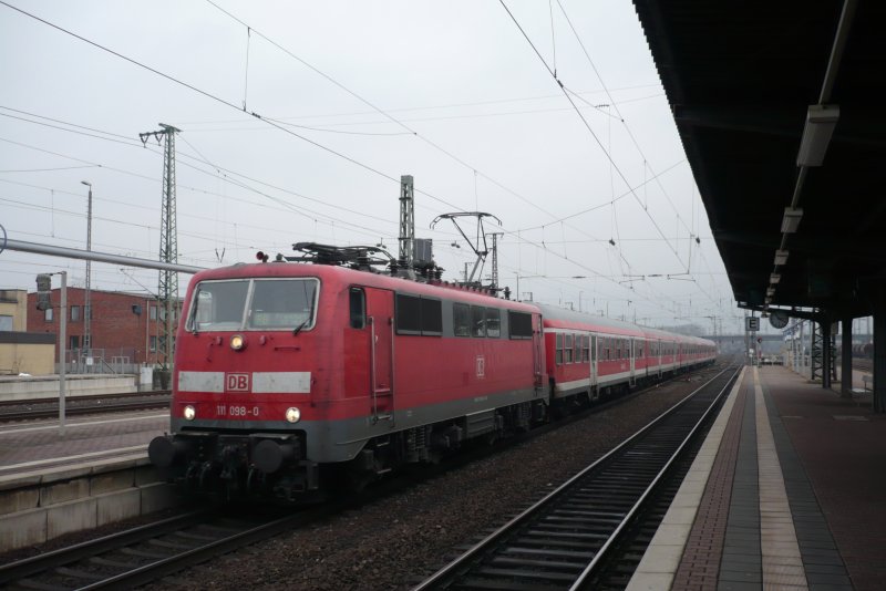 Die Lok 111 098-0 fhrt am 20.02.09 als RB 15621 von Wchtersbach kommend in Hanau Hbf ein und legt einen kurzen Halt in Hanau Hbf ein um danach weiter nach Frankfurt/M Hbf zu fahren.Nchster Halt ist Offenbach/M Hbf.