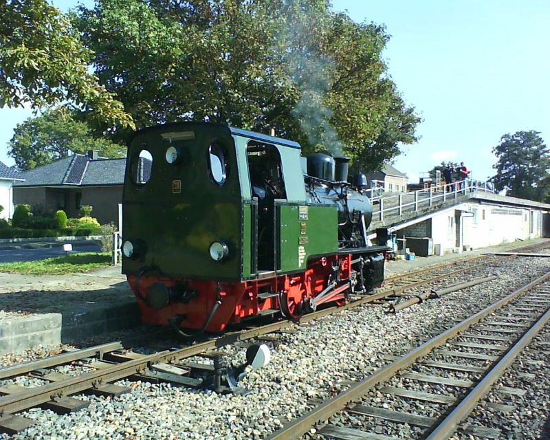 Die Lok 20 der Selfkantbahn wartet auf einem Nebengleis, bis
sie abdampfen kann.