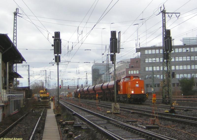 Die Lok 21 der Firma Nowu-Trans, vorbergehend angemietet von der NBE, am 02.04.2006 im Einsatz bei der Erneuerung des Gleises 2 am Bahnhof Frankfurt am Main-Niederrad in Hhe des alten Bahnhofes.