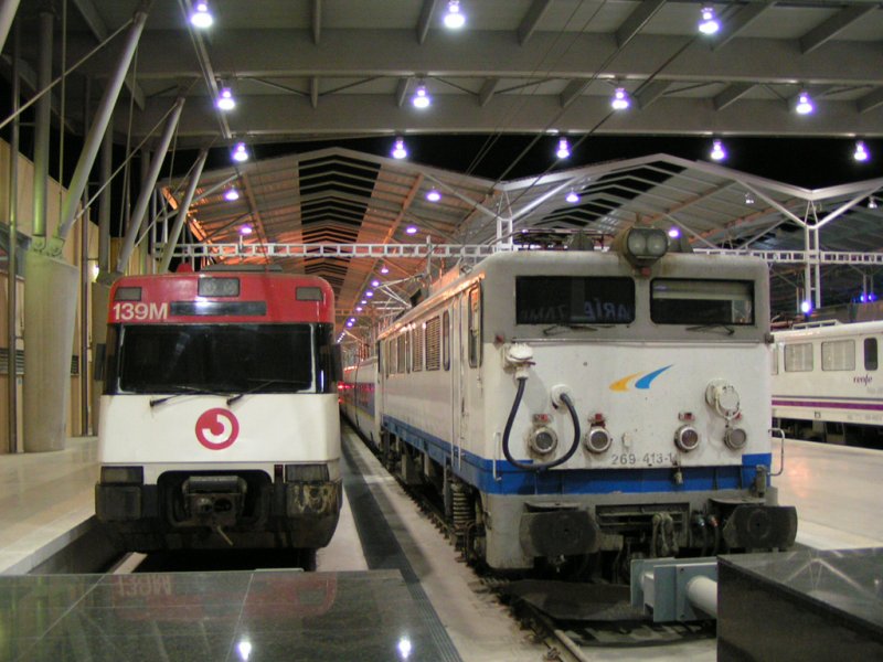 Die Lok der Baureihe 269 gespannt an einem Talgo200. Daneben ein S-Bahn Zug der Baureihe 446. (Mlaga 18.06.2007)