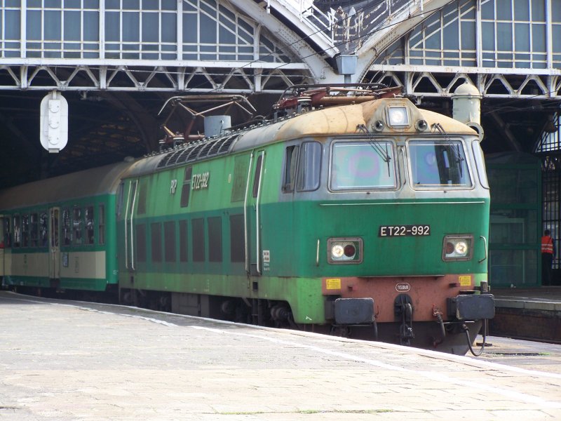 Die Lok der Baureihe ET22-992 stand am 07.06.07 im Bahnhof Wroclaw(Breslau Hbf) mit einem D-Zug nach Grlitz bereit.