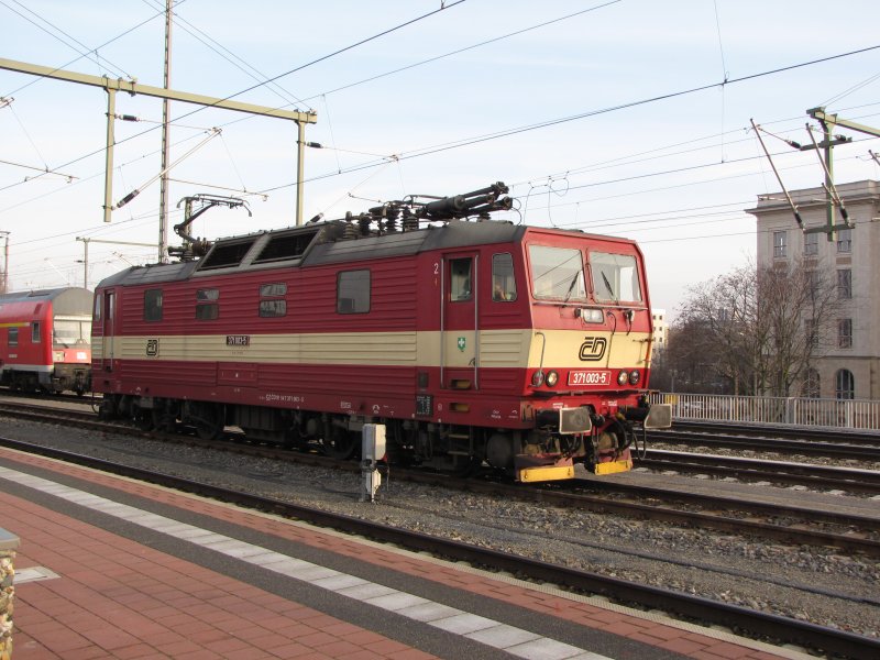 Die Lok der BR 371 wartet auf die Weiterfahrt mit dem EC, aus Berlin, im Bahnhof Dresden Hbf.