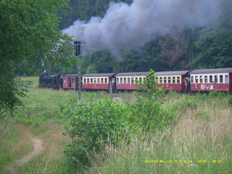 Die Lok des von Nordhausen kommenden Brockenzuges hat in Drei Annen Hohne Umgesetzt und ist jetzt bei der Ausfahrt richtung Schierke zu beobachten.