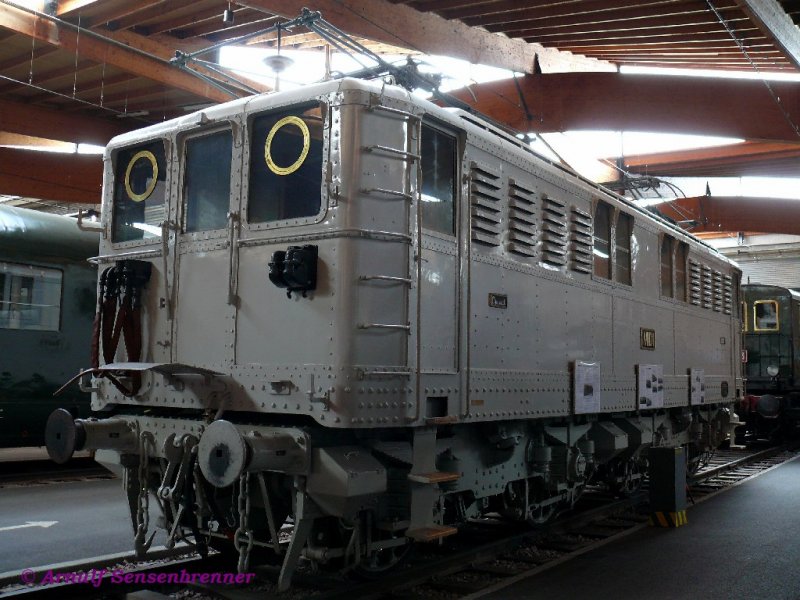 Die Lok E4002 der MIDI (franzsische Sdbahn) zeigt sich im Zustand ihrer Werksauslieferung 1922. Sie ist mit einem grauen Fotografieranstrich versehen, wie sie sich damals auf einem Werksbild zeigte.
Bei der SNCF erhielt die originale E4002 der MIDI die Nummer BB1602.
Allerdings ist die hier ausgestellte Lok eine Rekonstruktion auf Basis der BB1632.
Leichte Bo´Bo´-Elloks nach dem Vorbild der MIDI-Loks wurden in Frankreich bis Anfang der 1950er-Jahre gebaut.
Die MIDI (Sdbahn) war die bei der Elektrifizierung fhrende franzsische Bahngesellschaft. Bereits seit 1911 hatte man begonnen Strecken mit Wechselspannung 12kV 16 2/3 Hertz zu elektrifizieren. Leider erging im August 1920 ein Erla, dass Vollbahnelektrifizierungen in Frankreich knftig mit 1500V Gleichspannung zu erfolgen htten. Die MIDI blieb trotzdem fhrend bei der Elektrifizierung. Im Oktober 1922 wurde die Strecke Pau-Tarbes als erste neuelektrifizierte Strecke in Frankreich mit dem Gleichstromsystem eingeweiht. Auf den Bildern ist der Erffnungszug mit der E4002 zu sehen. Die Reihe E4000 war damals eine neue Konstruktion der Firma CEF in Tarbes fr die MIDI.
Mulhouse - Eisenbahnmuseum
21.05.2007
