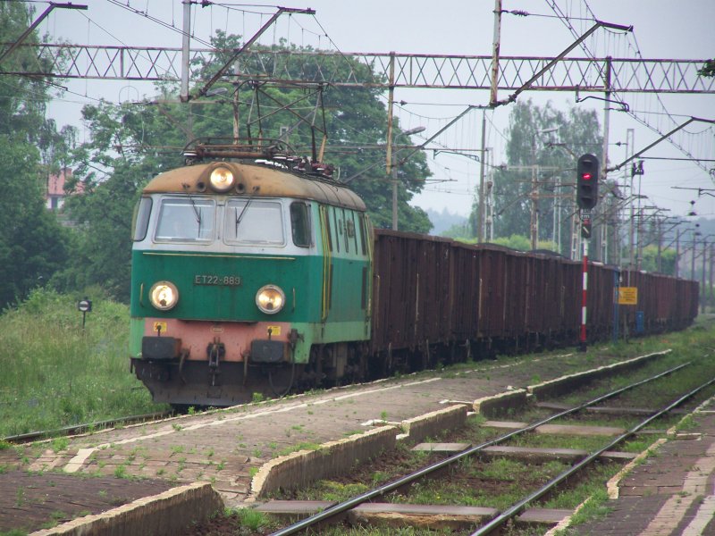 Die Lok ET22-889 zog am 05.06.07 einen Gterzug GZ von Sd nach Nord, hier im Bahnhof Olesno.