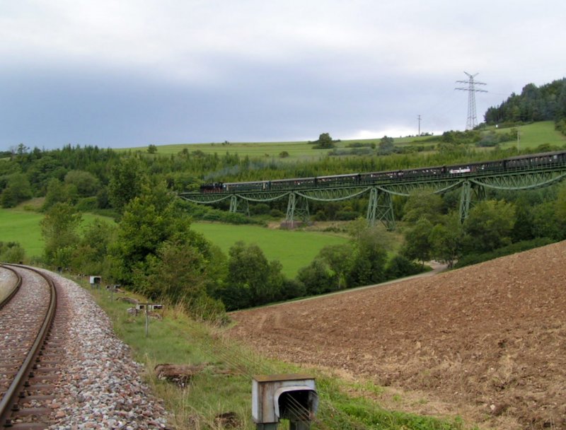 Die Lok hat die Br�cke fast �berquert, aber das Ende des Zuges ist noch nicht in Sicht. Unten links im Bild sieht man das Gleis aus Richtung F�tzen. Foto aufgenommen am Bahnhof Epfenhofen. 19.08.07  