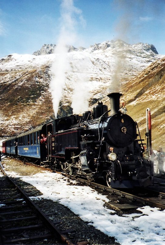 Die Lok HG 3/4 FO 4 der DFB (Meterspur-Adhsions-Zahnradbahn) in der Station Tiefenbach 1849m, im Oktober 2008.

