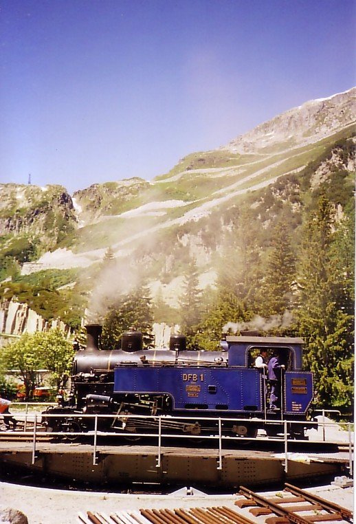 Die Lok HG ¾ 1 Furkahorn der Dampfbahn Furka-Bergstrecke (Meterspur Adhsions- und Zahnradbahn), auf der Drehscheibe in Gletsch 1762m, im Juli 2006.