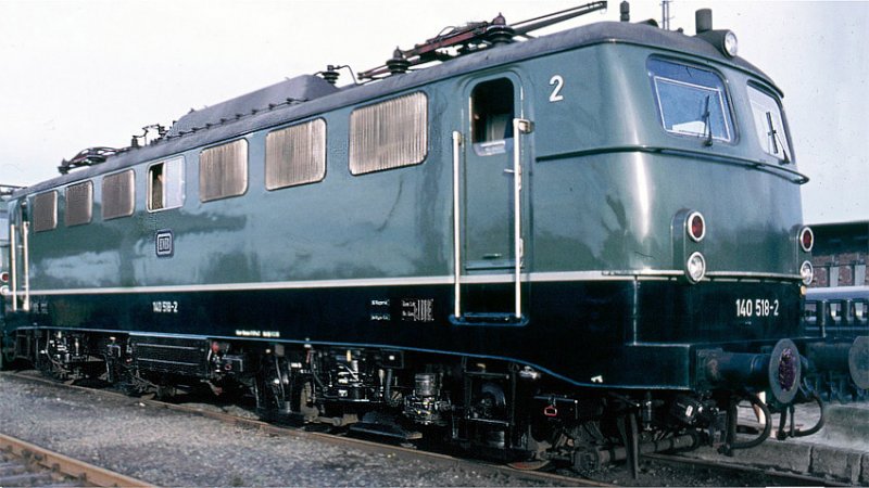 Die Lok wurde 1965 von der AEG unter der alten Bezeichnung 
E40 518 dem Bw Hagen-Eck zugefhrt. Im Januar 1968 erhielt sie dann die Computer-Nr. 140 518. Die Ausmusterung erfolgte dann im Jahr 2002.
Aufn. Hagen 1968.   