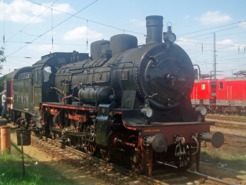 Die Lok vom Zug der Erinnerung am 27.04.08 im Bahnhof Cottbus .
