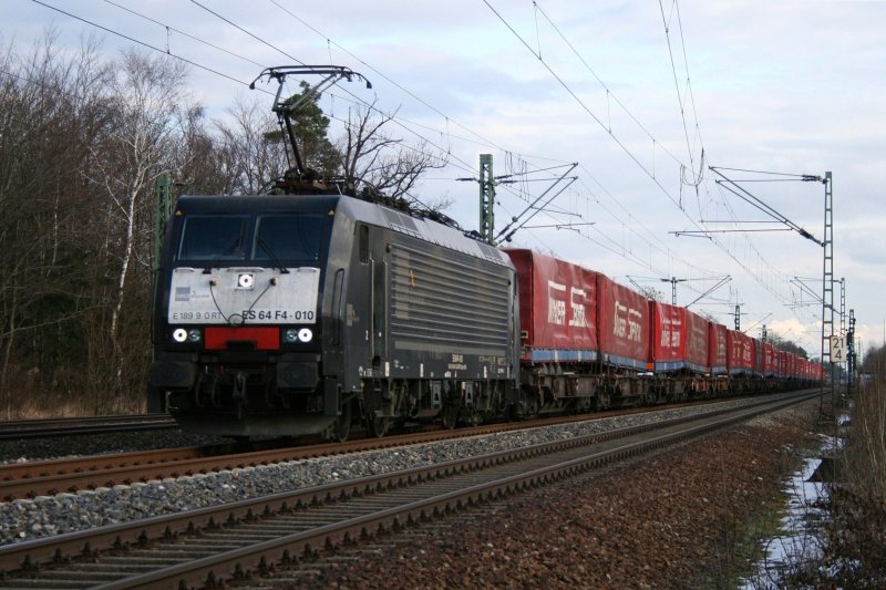Die Lokomotion Lok 189 910 mit dem Winner am 2.12.2008 in Haar (bei Mnchen).