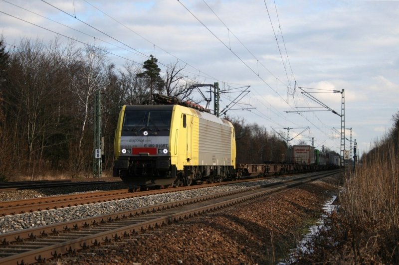 Die Lokomotion Lok 189 916 mit einem KLV Zug am 2.12.2008 in Haar (bei Mnchen).