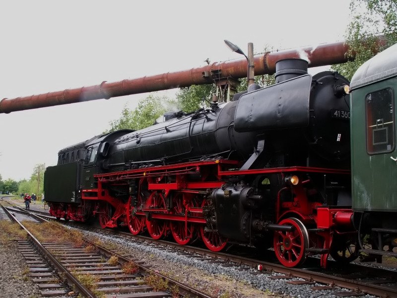 Die Lokomotive 41 360 fhrt aus dem brandneuen Bahnhof  Landschaftspark Nord  in Duisburg aus. Der Bahnhof wurde am 11.05.2007 eingeweiht. Dieser Sonderzug fhrt ber Oberhausen zum Duisburger Hauptbahnhof und zurck. Das Foto stammt vom 12.05.2007